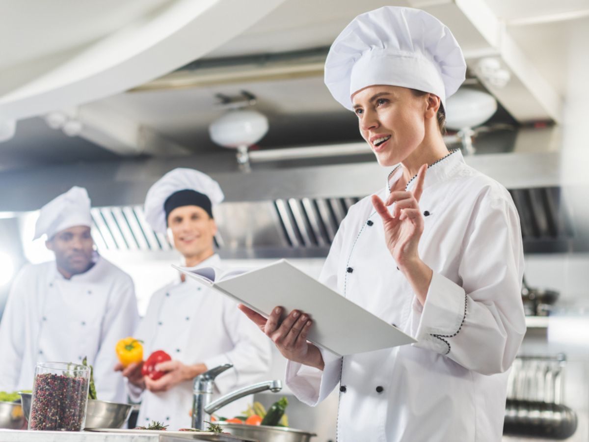 How to Choose the Perfect Restaurant Uniforms for Your Staff
